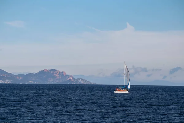 Θέα Από Saint Tropez Προς Μεσόγειο Θάλασσα Και Ένα Ιστιοφόρο — Φωτογραφία Αρχείου