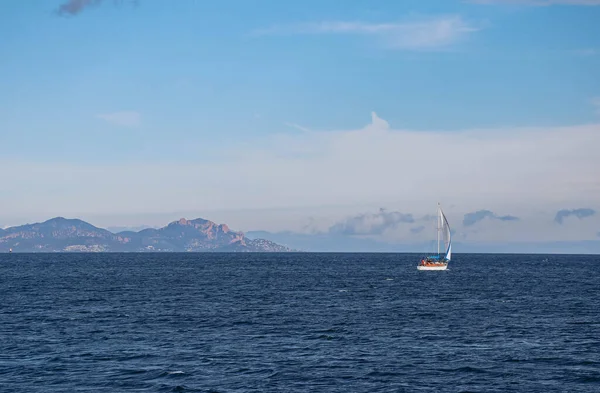 Θέα Από Saint Tropez Προς Μεσόγειο Θάλασσα Και Ένα Ιστιοφόρο — Φωτογραφία Αρχείου