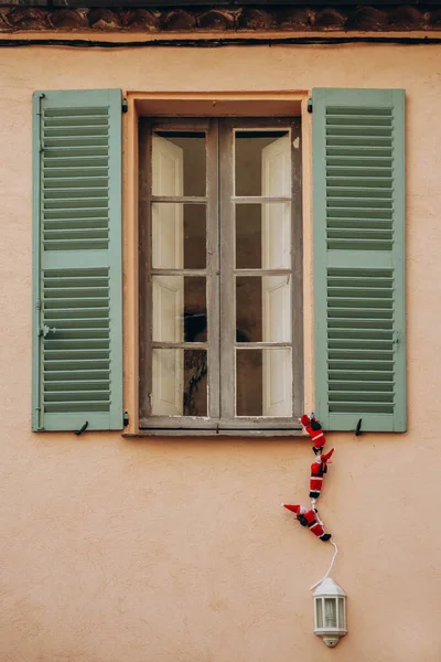 Fenster Mit Grünen Fensterläden Saint Tropez Mit Weihnachtsdekoration — Stockfoto