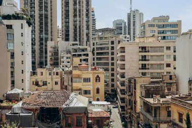 Beyrut 'un Achrafieh ilçesine yüksek bir binanın terasından bakın.