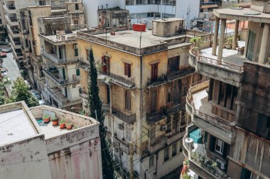 Beyrut 'un Achrafieh ilçesine yüksek bir binanın terasından bakın.