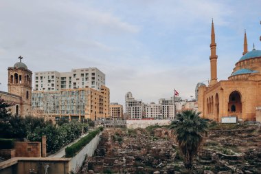 Beyrut, Lübnan 24.04.2023: Beyrut 'un merkezindeki Roma Harabeleri yakınlarında yer alan bir Sünni Müslüman camisi olan Muhammed el-Emin Camii