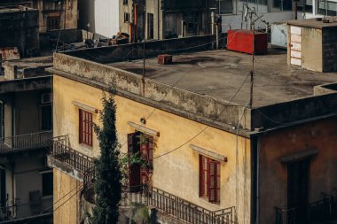 Beyrut 'un Achrafieh bölgesindeki eski cepheleri kapatın.