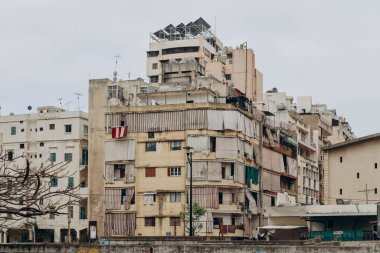 Beyrut, Lübnan 24.04.2023: Beyrut 'taki eski otantik cepheler ve binalar