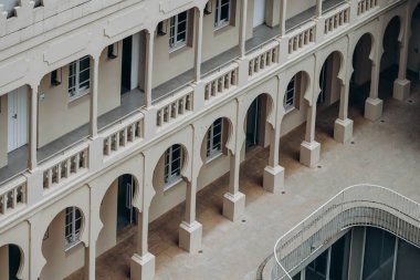 Beyrut 'un güzel, kusurlu, otantik ve grafik cepheleri (yakın plan))