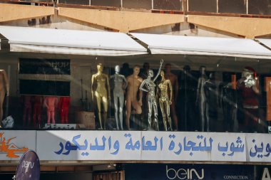 Beyrut, Lübnan 24.04.2023: Beyrut 'taki eski otantik cepheler ve binalar