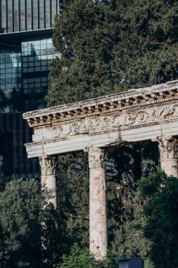 Beyrut 'ta eski bir kemer, Ulusal Müzenin önünde.