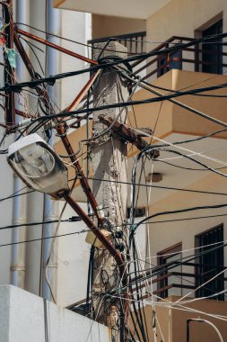 Beyrut, Lübnan 'da elektrik kabloları ve elektrik paneli