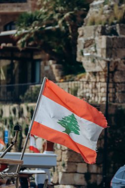 Byblos 'un merkezinde dalgalanan Lübnan bayrağı