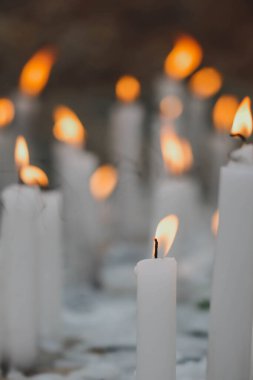 Yakın plan beyaz mumlar, kısmen bulanık.