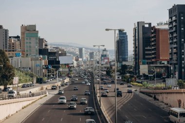 Beyrut, Lübnan 24.04.2023: Beyrut girişindeki büyük otoyolun manzarası