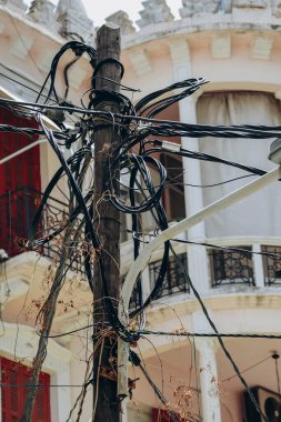 Beyrut, Lübnan 'da elektrik kabloları, direkler ve elektrik hatları