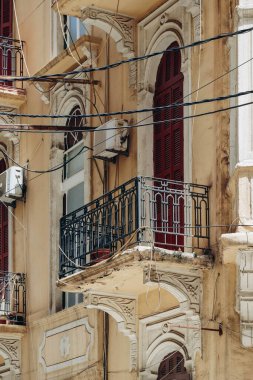 Beyru 'nun Achrafieh bölgesindeki eski cepheleri kapatın.