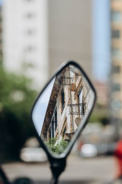 Beyrut bir motosikletin dikiz aynasına yansıyor.