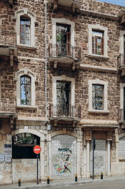 Beyrut, Lübnan - 24.04.2023: Lübnan 'ın Beyrut kentindeki Achrafieh ilçesinde terk edilmiş ve yıkılmış binalar