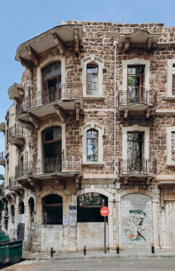 Beyrut, Lübnan - 24,04,23: Lübnan 'ın Beyrut kentindeki Achrafieh ilçesinde terk edilmiş ve yıkılmış binalar