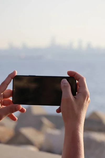 Ręce Trzymające Smartfona Fotografujące Panoramę Bejrutu Libanie Nieskoncentrowany Celu — Zdjęcie stockowe