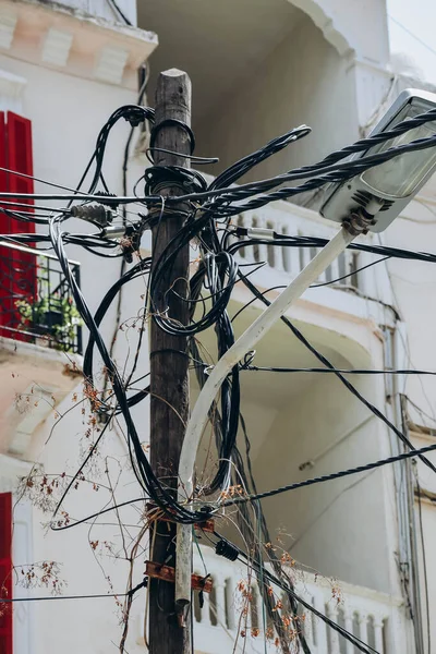 Beyrut, Lübnan 'da elektrik kabloları, direkler ve elektrik hatları