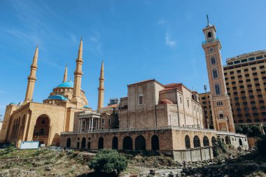 Beyrut, Lübnan - 24.04.2023: Beyrut şehir merkezinde yer alan Muhammed el-Amin Camii yakınlarındaki Saint George Maronite Katedrali.