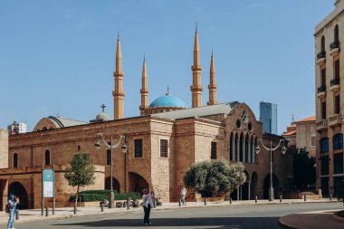 Beyrut, Lübnan - 24.04.2023: Beyrut şehir merkezinde yer alan Muhammed el-Amin Camii yakınlarındaki Saint George Maronite Katedrali.