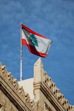 Beyrut 'un merkezinde dalgalanan Lübnan bayrağı