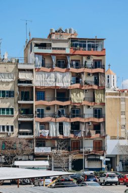 Beyrut, Lübnan 24.04.2023: Beyrut 'taki Bourj Hammoud mahallesindeki binaların cepheleri