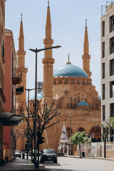 Beyrut, Lübnan - 24.04.2023: Beyrut şehir merkezinde yer alan bir Sünni Müslüman camisi Muhammed el-Emin Camii.