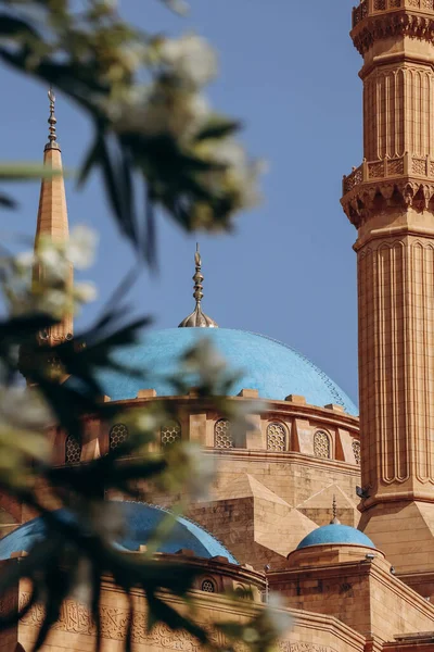 Muhammed el-Emin Camii 'nin kapatıldığı Beyrut şehir merkezinde bulunan Sünni Müslüman camii.