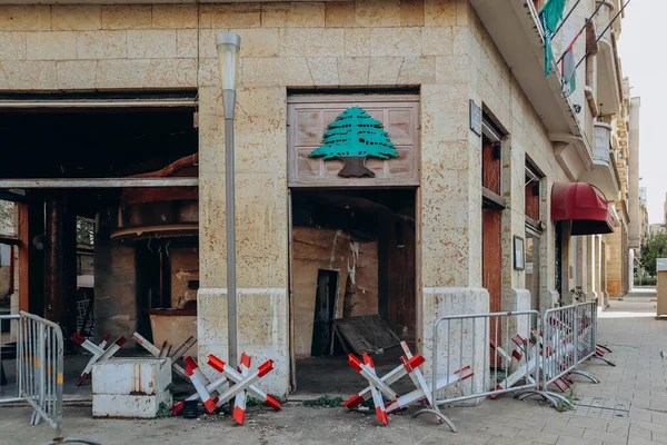 Beyrut 'un merkezindeki gösteriler sonrasında yıkılan ve hasar gören dükkanlar