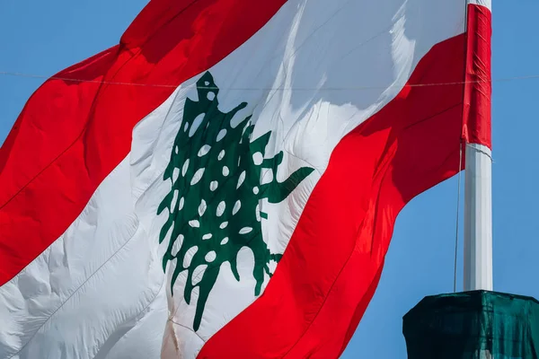 Bandeira Libanesa Centro Beirute Balançando Vento Close — Fotografia de Stock