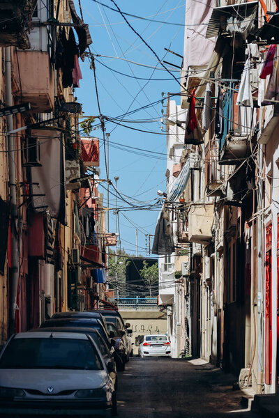 Бейрут, Ливан 24.04.2023: Фасады зданий в квартале Бурдж Хаммуд в Бейруте