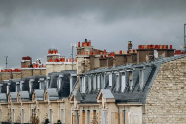 Paris çatılarının ve bacalı mansarların yakın çekimi.