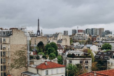 Paris çatıları ve Eyfel Kulesi 'nin 16. çevresindeki manzarası.