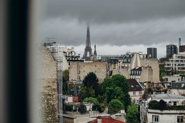 パリ16区のパリの屋根とエッフェル塔の眺め — ストック写真