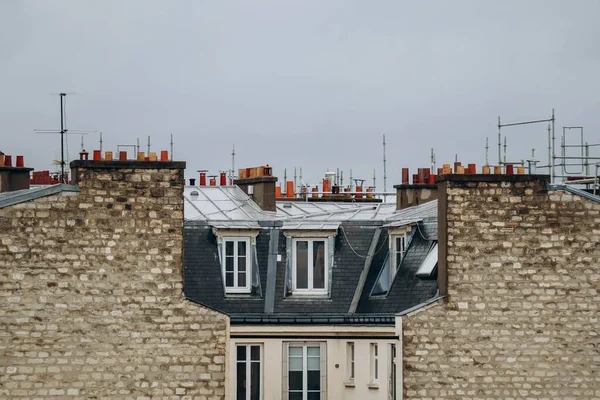 Крупный План Парижских Крыш Мансард Дымоходами — стоковое фото