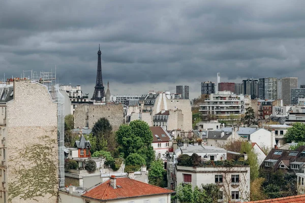 パリ16区のパリの屋根とエッフェル塔の眺め — ストック写真