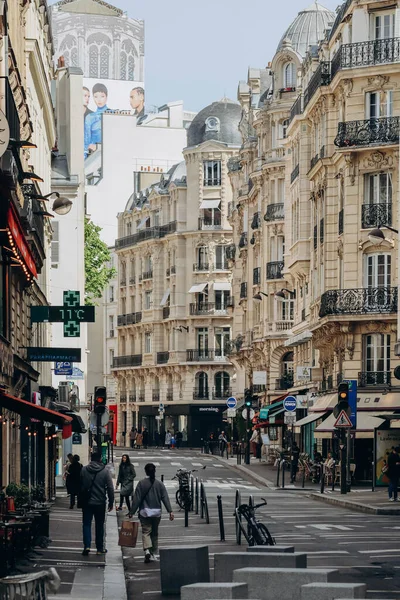 フランス 4月2023 9区の有名なギャラリーラファイエット近くの美しいパリの通り — ストック写真