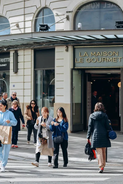 Paříž Francie Dubna 2023 Lidé Ulici Blízkosti Slavné Galeries Lafayette — Stock fotografie
