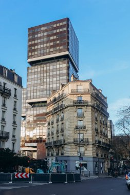 Paris, Fransa - 16 Nisan 2023: Paris 'te eski bir ev ve üniversite Paris 1 Pantheon-Sorbonne Paris' in 13.