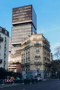 Paris, Fransa - 16 Nisan 2023: Paris 'te eski bir ev ve üniversite Paris 1 Pantheon-Sorbonne Paris' in 13.