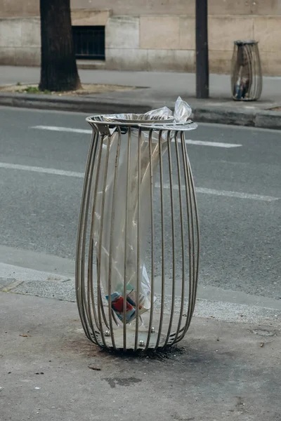 Típico Caixote Lixo Parisiense Uma Rua Décimo Terceiro Arrondissement — Fotografia de Stock