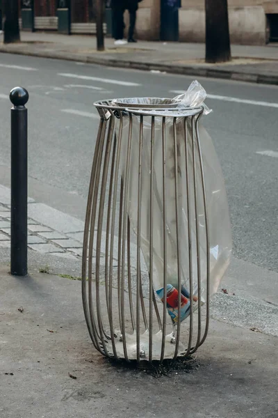 Típico Caixote Lixo Parisiense Uma Rua Décimo Terceiro Arrondissement — Fotografia de Stock