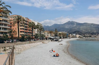 Roquebrune, Fransa - 14 Mayıs 2023: Fransız Rivierası 'nda Roquebrune Cap Martin kumsalı ve komünü