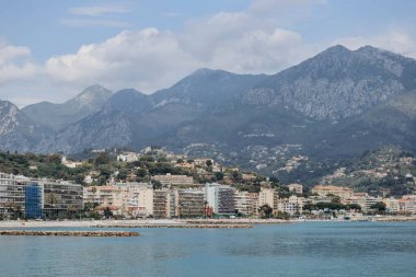 Roquebrune, Fransa - 14 Mayıs 2023: Fransız Rivierası 'nda Roquebrune Cap Martin kumsalı ve komünü