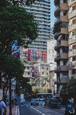 Monako, Monako - 14 Mayıs 2023: Monako Prensliğinin güzel cephelerine sahip tipik cadde