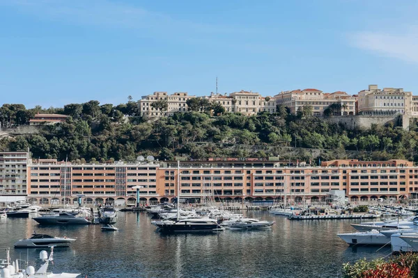 Monako, Monako - 14 Mayıs 2023: Herkül Limanı ve Monako 'nun kayanın üzerindeki bölümü