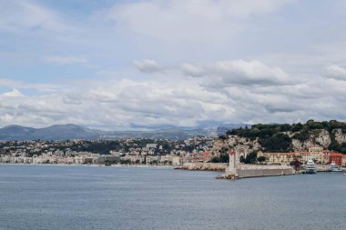 Bulutlu bir günde denizden Nice manzarası