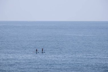 Nice, Fransa - 01 Haziran 2023: Akdeniz 'deki su birikintilerinde iki kişi