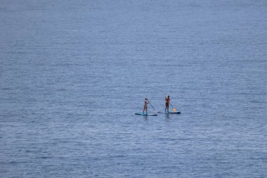 Nice, Fransa - 01 Haziran 2023: Akdeniz 'deki su birikintilerinde iki kişi