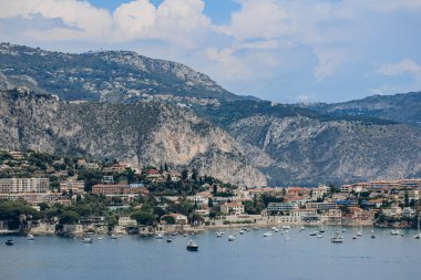 Villefranche sur Mer manzarası ve Fransız Rivierası 'ndaki Saint Jean Cap Ferrat yarımadasının başlangıcı